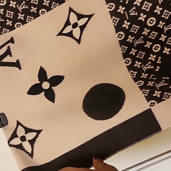 NWOT Reversible Oversized Shawl/Scarf - Picture 9 of 10